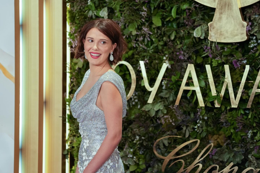 Η Millie Bobby Brown έκανε πρεμιέρα με νέο bob και την πιο λαμπερή τουαλέτα που έχουμε δει ποτέ