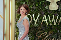 Η Millie Bobby Brown έκανε πρεμιέρα με νέο bob και την πιο λαμπερή τουαλέτα που έχουμε δει ποτέ