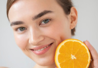 Vitamin C: Γιατί η επιδερμίδα σου την χρειάζεται λίγο περισσότερο τώρα το καλοκαίρι;
