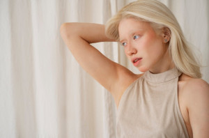 «Armpit tapping»: Αυτή η απροσδόκητη πρακτική ευεξίας υπόσχεται, να αποτοξινώσει και να επιβραδύνει τη γήρανση της επιδερμίδας