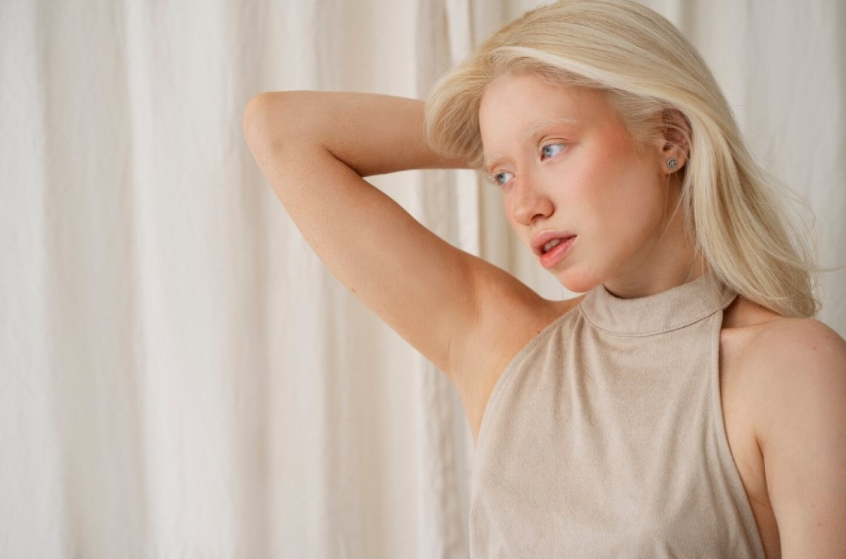 «Armpit tapping»: Αυτή η απροσδόκητη πρακτική ευεξίας υπόσχεται, να αποτοξινώσει και να επιβραδύνει τη γήρανση της επιδερμίδας