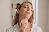 Gua Sha: Το μυστικό για πιο απαλό, λαμπερό και ξεκούραστο δέρμα