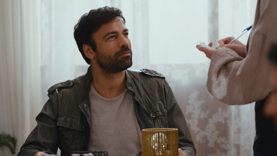 Η γη της ελιάς: Την ώρα που η Βασιλική χαροπαλεύει ο Στέφανος μαθαίνει το επίθετο της μαμάς της Μαλένας