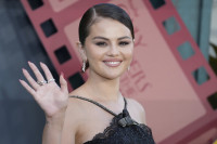 Τα "Blood Orange Nails" της Selena Gomez είναι το πιο hot μανικιούρ του καλοκαιριού