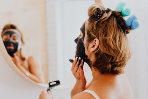Morning Shed: Η viral βραδινή beauty ρουτίνα που διχάζει το TikTok