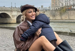 Ιωάννα Τούνη: Πέταξαν χαρταετό στην παραλία με τον Πάρη και τάισαν τις πάπιες λαγάνα