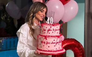 Αθηνά Οικονομάκου: 40 and fabulous. Τι έγραφε η τούρτα των γενεθλίων της;