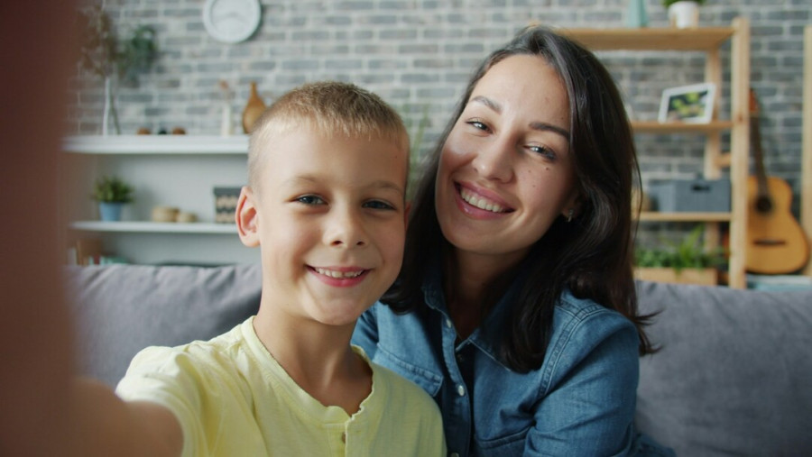 Πιάνεις το παιδί σου να λέει ψέματα; Τρόποι να το βοηθήσεις να αγαπήσει την αλήθεια