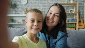 Πιάνεις το παιδί σου να λέει ψέματα; Τρόποι να το βοηθήσεις να αγαπήσει την αλήθεια