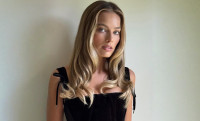 Η Margot Robbie και η τάση με τα εμφανή εσώρουχα ήταν η απόλυτη “cool girl” στιγμή