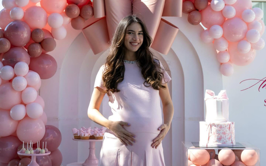 Άννα Πρέλεβιτς: Το όλο ροζ baby shower πάρτι της μάλλον δείχνει πως περιμένει κοριτσάκι