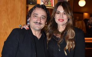 Λίνα Πρίντζου: 3 τούρτες για τις 3 φορές που γεννιόμαστε και ο Χαραλαμπόπουλος γονατιστός μπροστά της