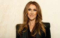 Για την επιστροφή της, η Céline Dion αλλάζει look και υιοθετεί το πιο λαμπερό ξανθό της άνοιξης