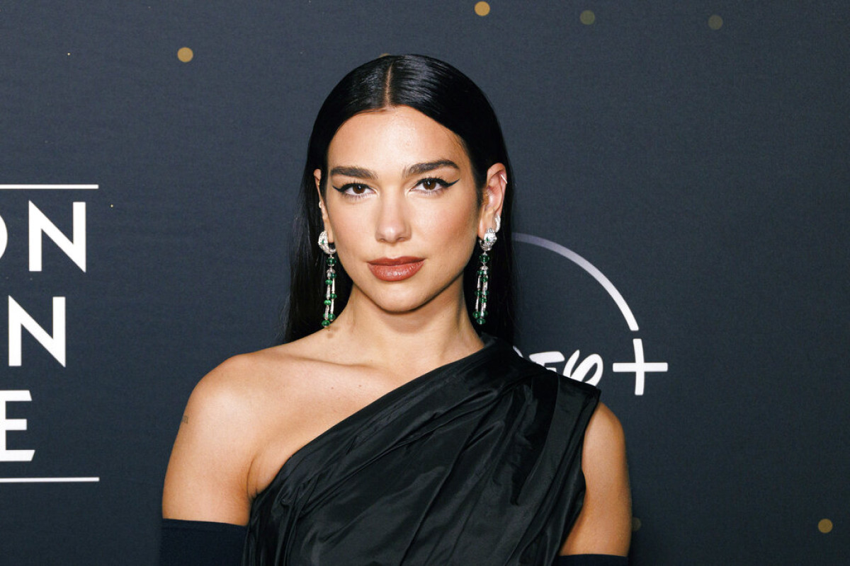 Τέσσερα χρόνια μετά, η Dua Lipa επαναφέρει το πιο hot nail trend του φθινοπώρου