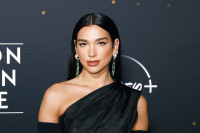 Τέσσερα χρόνια μετά, η Dua Lipa επαναφέρει το πιο hot nail trend του φθινοπώρου