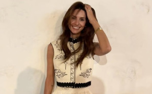 Ηλιάνα Παπαγεωργίου: Με designer φουστανέλα και γιλέκο στο πανηγύρι. Το look των 1.155 ευρώ