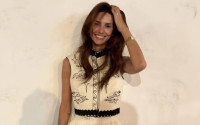 Ηλιάνα Παπαγεωργίου: Με designer φουστανέλα και γιλέκο στο πανηγύρι. Το look των 1.155 ευρώ