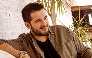 Τζωρτζάτος: Η γυναίκα του προσπαθεί -αδίκως- να κάνει τον μικρό τους γιο να πει μαμά... Μπαμπά και ξερό ψωμί