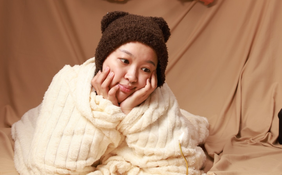 Όταν τα birthday shoots γίνονται viral trend και ενήλικοι ποζάρουν ως νεογέννητα