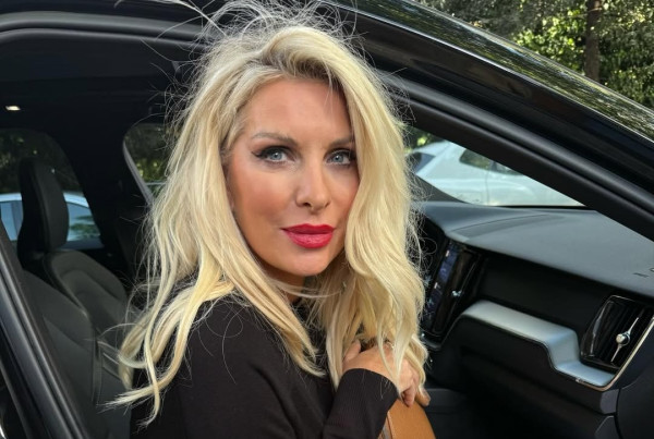 Blast from the past: Όταν η μελαχρινή Ελένη Μενεγάκη έδινε... αντιπιτυριδικές συμβουλές (σε διαφήμιση)