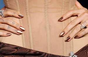 Melted Chocolate Nails: Το chrome mani που αναδεικνύει την πιο hot απόχρωση του φθινοπώρου