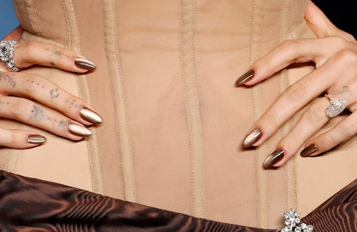 Melted Chocolate Nails: Το chrome mani που αναδεικνύει την πιο hot απόχρωση του φθινοπώρου