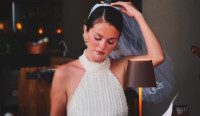Μήπως η Selena Gomez μας έδωσε μια πρώτη γεύση από το νυφικό της χτένισμα;