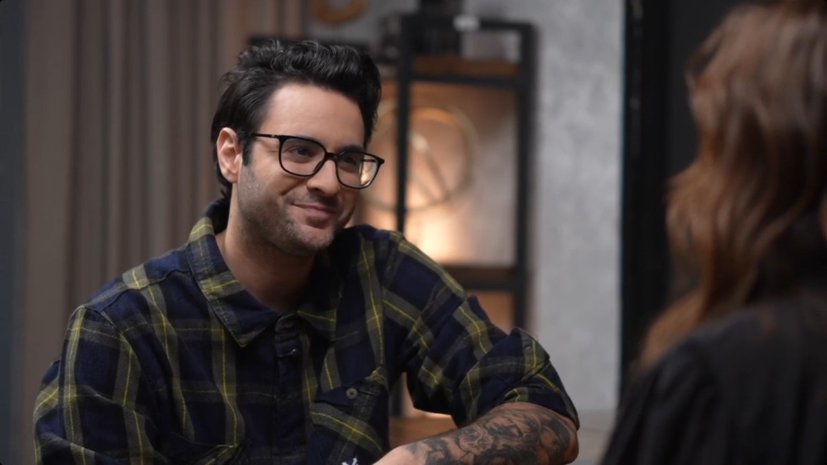 Ίαν Στρατής: Η εξομολόγηση ότι ακροβατούσε ανάμεσα στο πένθος και τις απαιτήσεις της πατρότητας όταν γεννήθηκε η κόρη του