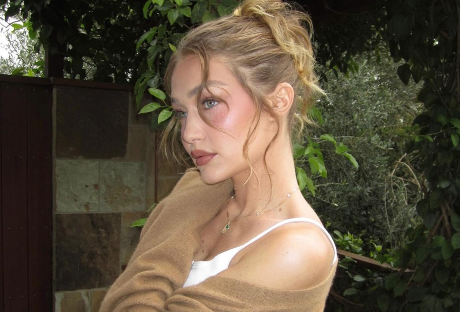 Matte Black Mini Bob: Το νέο look της Gigi Hadid είναι αυτό που λέμε πραγματική μεταμόρφωση μαλλιών