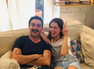 Το «Σόι Σου» στολίζει για Χριστούγεννα: Η Βάσω Λασκαράκη και ο Μελέτης Ηλίας μάς βάζουν στο κλίμα από τα γυρίσματα