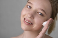 Micellar water: Το γαλλικό μυστικό ομορφιάς που δεν μπορoύμε να αποχωριστούμε