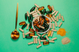 Supplement stacking: Είναι αποτελεσματικός ή επικίνδυνος ο συνδυασμός συμπληρωμάτων διατροφής;