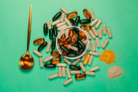 Supplement stacking: Είναι αποτελεσματικός ή επικίνδυνος ο συνδυασμός συμπληρωμάτων διατροφής;
