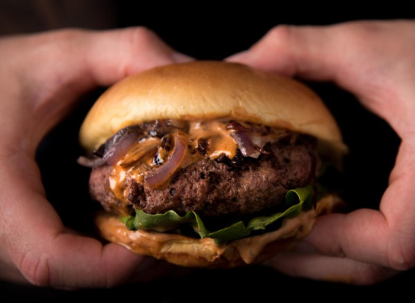 Υγρό μπέργκερ: Η νέα τάση που κατακτά τα social media