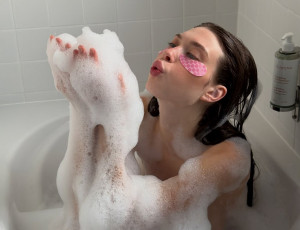 Το ντους στο σκοτάδι είναι το νέο wellness hack σύμφωνα με το TikTok