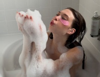 Το ντους στο σκοτάδι είναι το νέο wellness hack σύμφωνα με το TikTok