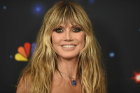 Heidi Klum: Show-stopping εμφάνιση με Σήλια Κριθαριώτη στο Vogue World