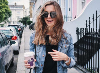 Το medium haircut των ’90s, στρατηγικό και «δημοκρατικό», είναι η easy τάση του 2026