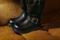 H UGG λανσάρει το νέο της παπούτσι βάζοντας τον πιο σκληρό του Χόλιγουντ να κάνει... σκούπα!