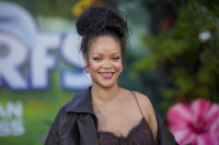 Το pearly pink cat eye mani της Rihanna είναι ό,τι πιο καλοκαιρινό έχεις δει