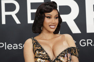 Η Cardi B μόλις υιοθέτησε το πιο ασύμμετρο κούρεμα όλων των εποχών