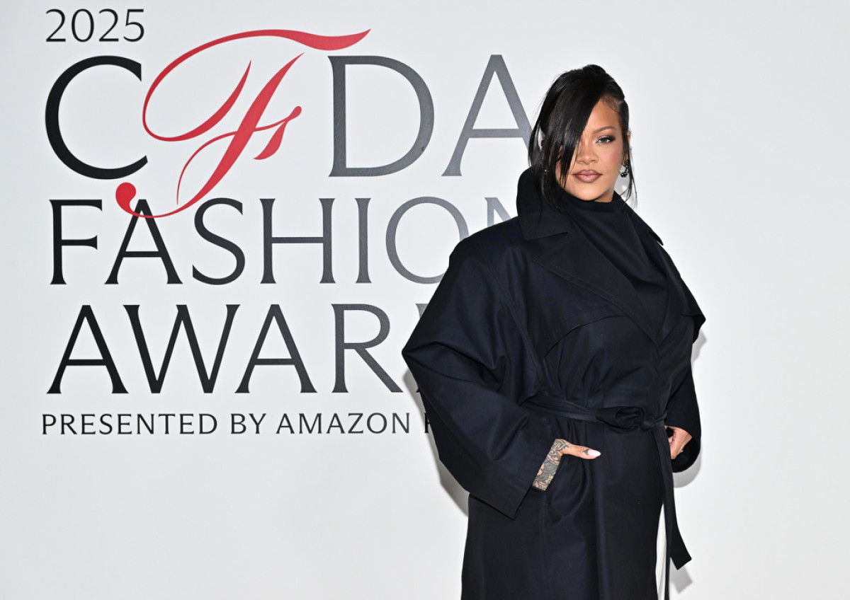 Η Rihanna επιστρέφει μετά τη γέννα με το πιο δυνατό lip combo, ιδανικό για το φθινόπωρο