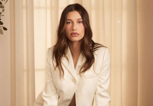 Η Hailey Bieber πούλησε τη Rhode, έγινε πλουσιότερη κατά 1 δις και αυτά είναι τα 4 beauty products της που θέλουν όλοι
