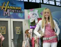 20 χρόνια μετά, η Miley Cyrus φέρνει πίσω τη Hannah Montana