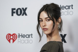 Η μινιμαλιστική προσέγγιση της Gracie Abrams στα φρύδια είναι τόσο δροσερή
