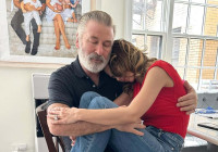 Alec &amp; Hilaria Baldwin: Η κουζίνα τους μετατράπηκε σε πίστα! Ο χορός δίπλα από τα κατσαρολικά που έγινε viral