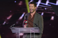 Ο Glen Powell αντέδρασε επιτέλους στα σχόλια της πρώην του, Gigi Paris, για τον χωρισμό τους