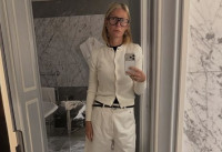Αυτό το κοντό και εφαρμοστό cardigan, που έκανε δημοφιλές η Gwyneth Paltrow, θα είναι το αγαπημένο μας πλεκτό το φθινόπωρο