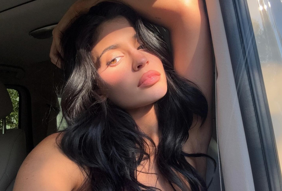 Kylie Jenner: Μόλις σύστησε τον πιο... λαχταριστό χρωματικό συνδυασμό του καλοκαιριού με το αθλητικό της σετ
