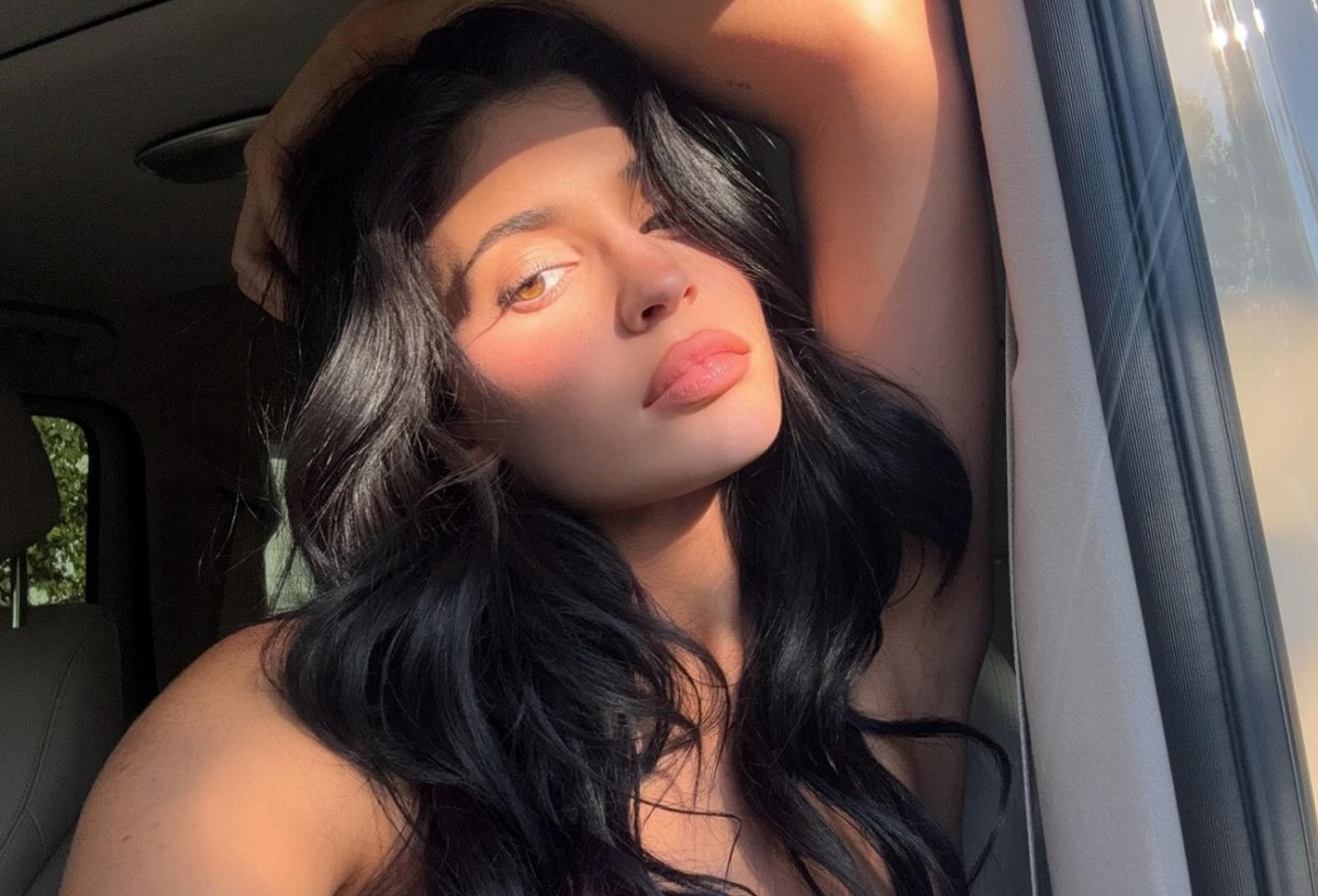 Kylie Jenner: Μόλις σύστησε τον πιο... λαχταριστό χρωματικό συνδυασμό του καλοκαιριού με το αθλητικό της σετ